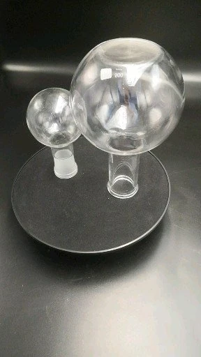 Fiole d'ébullition à long col étroit de laboratoire en verre à fond plat rond